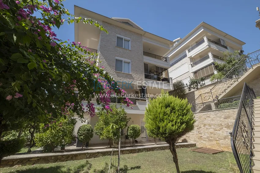 Меблированный садовый дуплекс с двумя спальнями, застекленным балконом и видом на море в Алании 1 