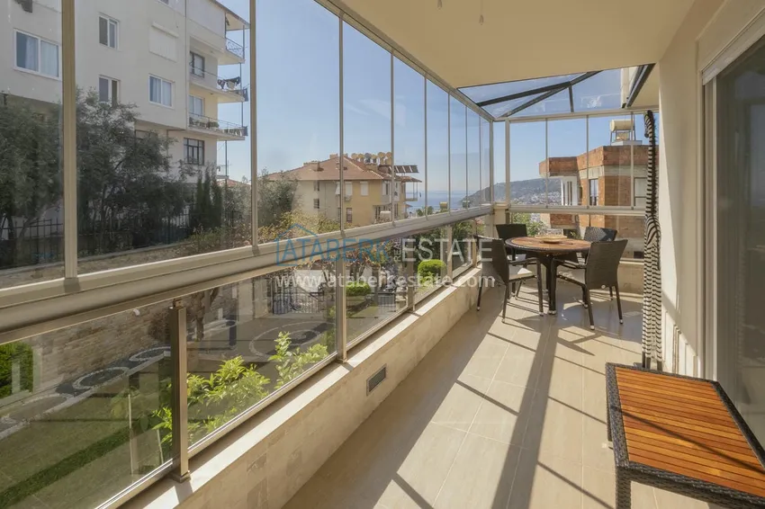 Приобрести Меблированный садовый дуплекс с двумя спальнями, застекленным балконом и видом на море в Алании 23 