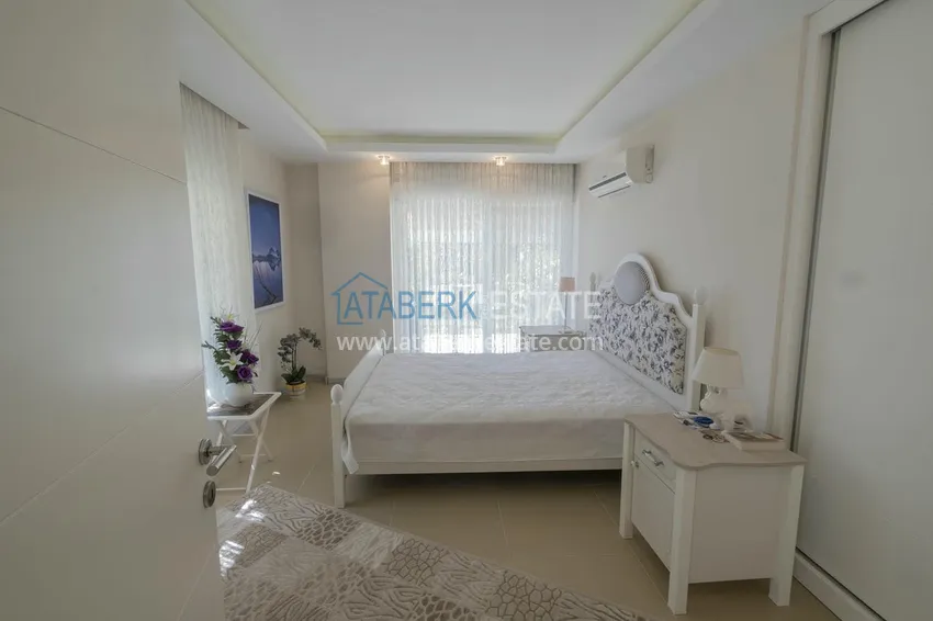 Приобрести Меблированный садовый дуплекс с двумя спальнями, застекленным балконом и видом на море в Алании 30 