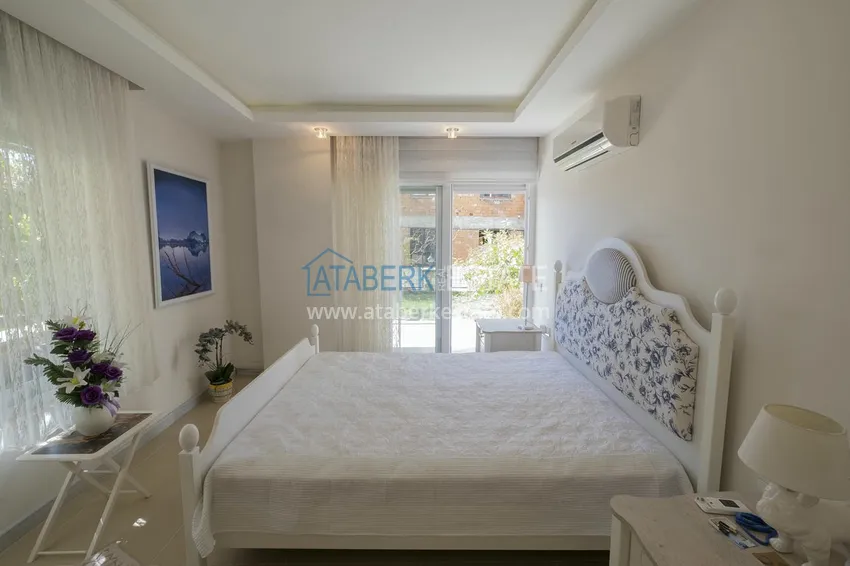 Приобрести Меблированный садовый дуплекс с двумя спальнями, застекленным балконом и видом на море в Алании 31 