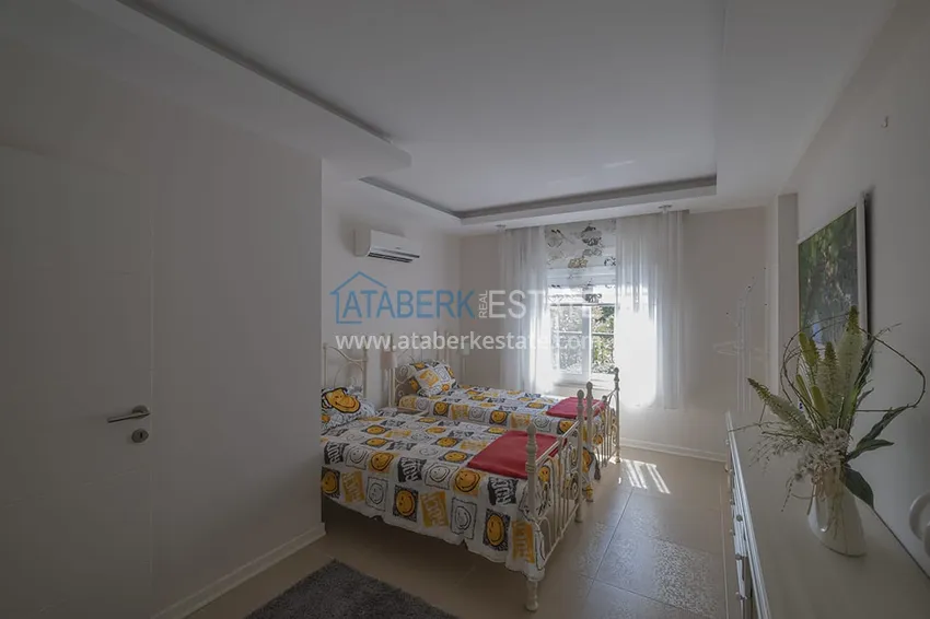 Приобрести Меблированный садовый дуплекс с двумя спальнями, застекленным балконом и видом на море в Алании 35 