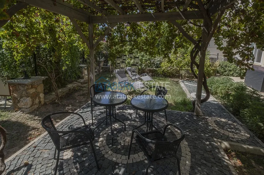 Приобрести Меблированный садовый дуплекс с двумя спальнями, застекленным балконом и видом на море в Алании 2 