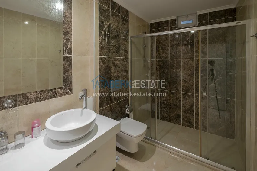 Приобрести Меблированный садовый дуплекс с двумя спальнями, застекленным балконом и видом на море в Алании 40 