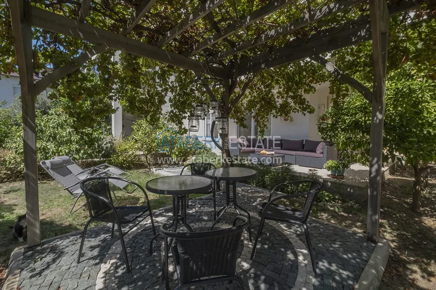 Приобрести Меблированный садовый дуплекс с двумя спальнями, застекленным балконом и видом на море в Алании 3 