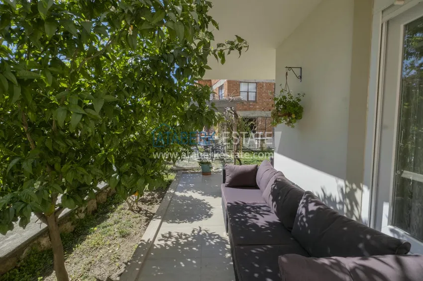 Приобрести Меблированный садовый дуплекс с двумя спальнями, застекленным балконом и видом на море в Алании 7 