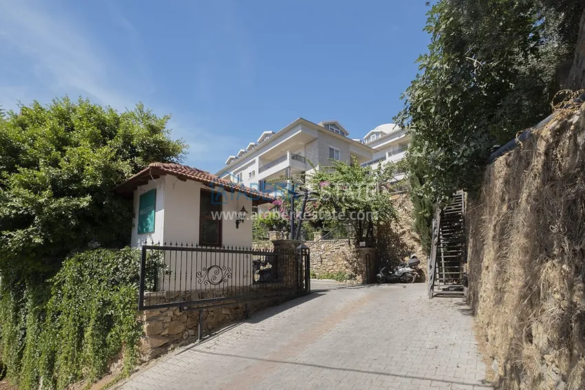 Меблированный садовый дуплекс с двумя спальнями, застекленным балконом и видом на море в Алании 9 