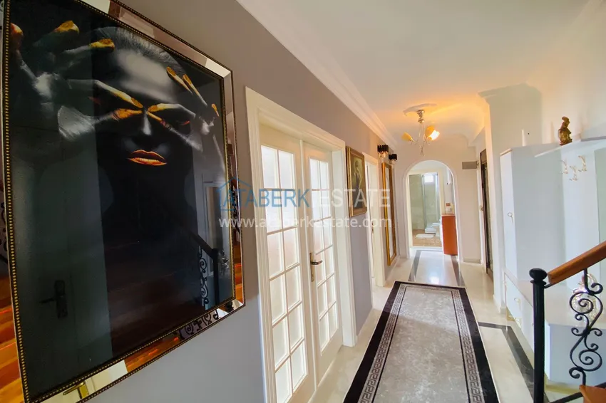 Приобрести Роскошный видовой дуплекс с дизайнерским ремонтом и новой мебелью на первой береговой в Махмутларе, Алания 2 