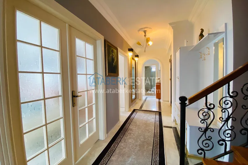 Приобрести Роскошный видовой дуплекс с дизайнерским ремонтом и новой мебелью на первой береговой в Махмутларе, Алания 3 