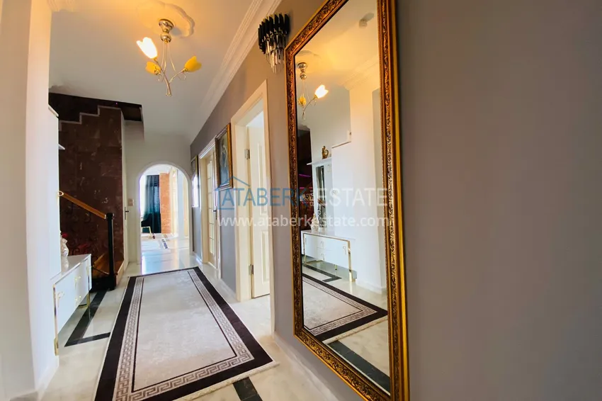 Приобрести Роскошный видовой дуплекс с дизайнерским ремонтом и новой мебелью на первой береговой в Махмутларе, Алания 1 