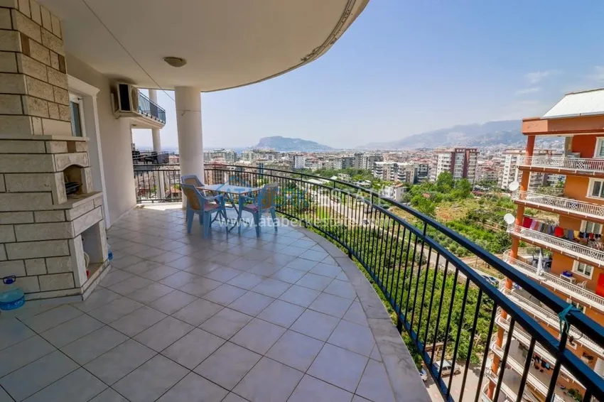 Приобрести Трехкомнатная квартира с мебелью и видом на море в Алании, район Тосмур 13 