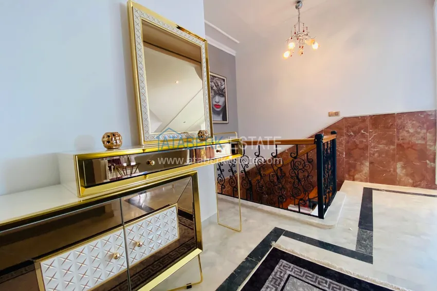 Приобрести Роскошный видовой дуплекс с дизайнерским ремонтом и новой мебелью на первой береговой в Махмутларе, Алания 22 