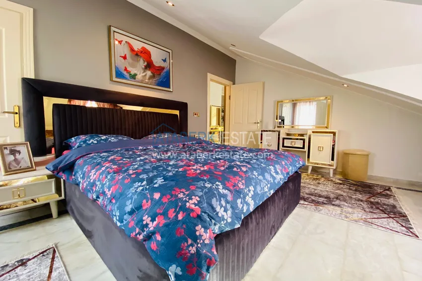 Приобрести Роскошный видовой дуплекс с дизайнерским ремонтом и новой мебелью на первой береговой в Махмутларе, Алания 26 