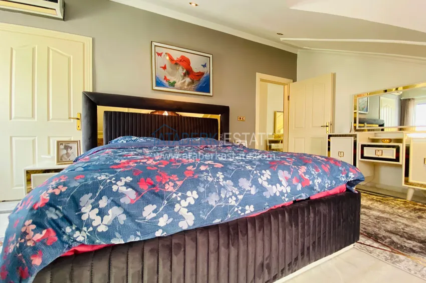 Приобрести Роскошный видовой дуплекс с дизайнерским ремонтом и новой мебелью на первой береговой в Махмутларе, Алания 27 