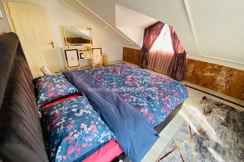 Приобрести Роскошный видовой дуплекс с дизайнерским ремонтом и новой мебелью на первой береговой в Махмутларе, Алания 28 