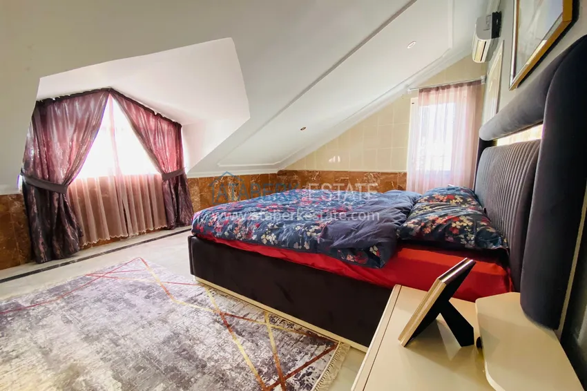 Приобрести Роскошный видовой дуплекс с дизайнерским ремонтом и новой мебелью на первой береговой в Махмутларе, Алания 29 