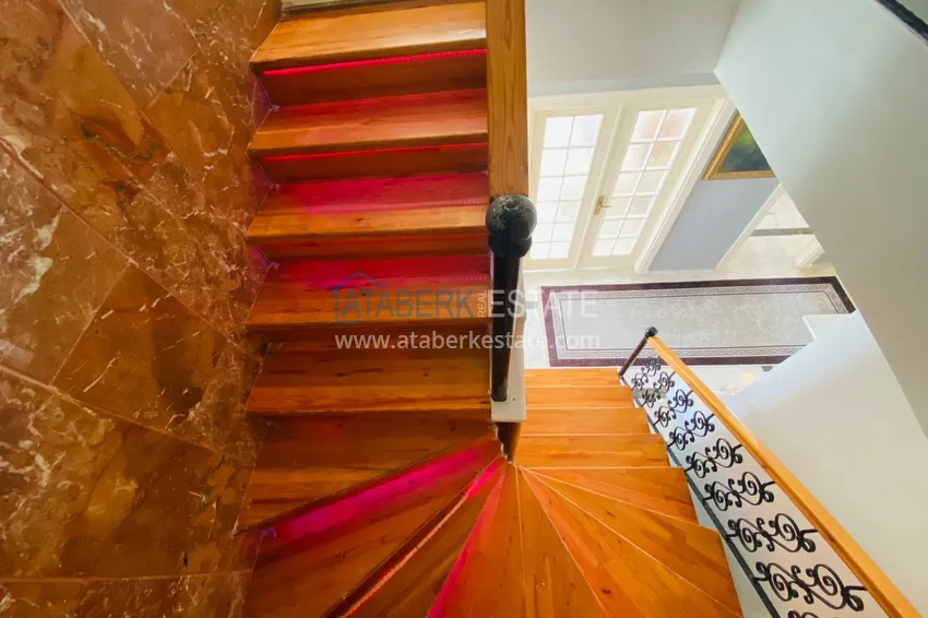 Приобрести Роскошный видовой дуплекс с дизайнерским ремонтом и новой мебелью на первой береговой в Махмутларе, Алания 37 