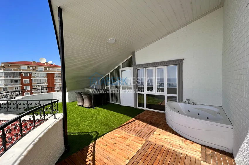 Приобрести Роскошный видовой дуплекс с дизайнерским ремонтом и новой мебелью на первой береговой в Махмутларе, Алания 46 