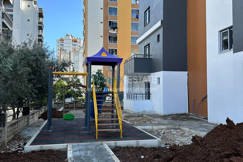 Просторные двухкомнатные квартиры в новом комплексе в центре района Мезитли, Мерсин 2 