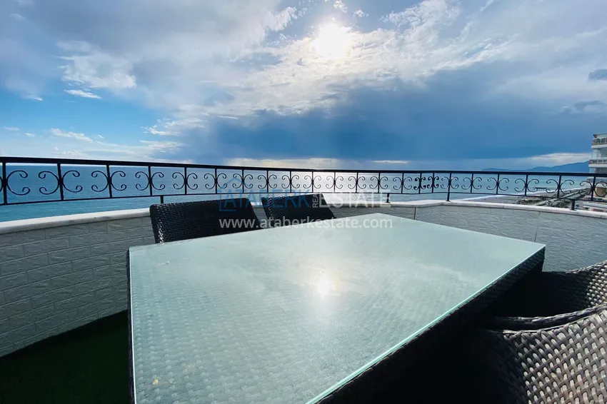 Приобрести Роскошный видовой дуплекс с дизайнерским ремонтом и новой мебелью на первой береговой в Махмутларе, Алания 49 