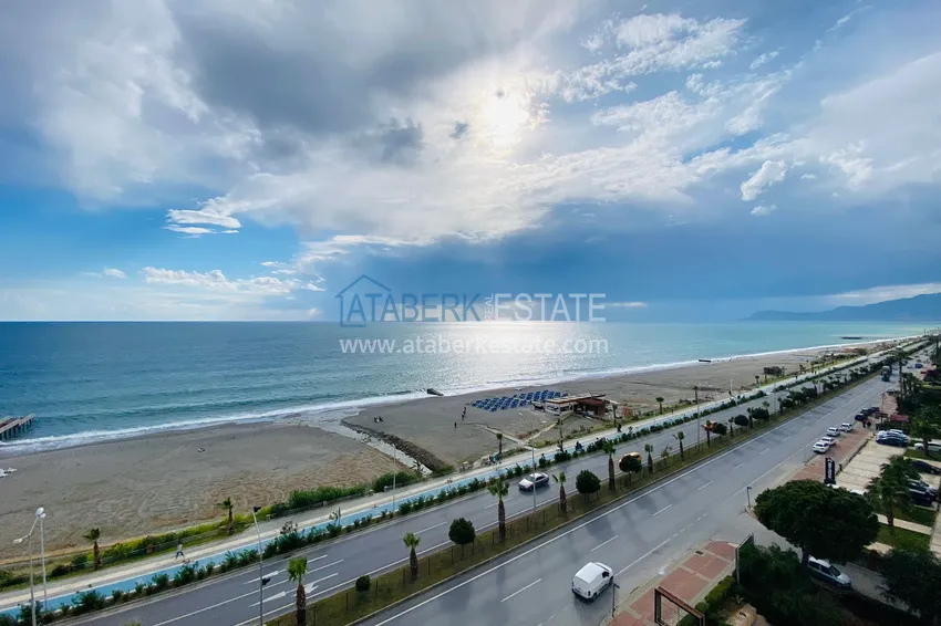 Приобрести Роскошный видовой дуплекс с дизайнерским ремонтом и новой мебелью на первой береговой в Махмутларе, Алания 53 