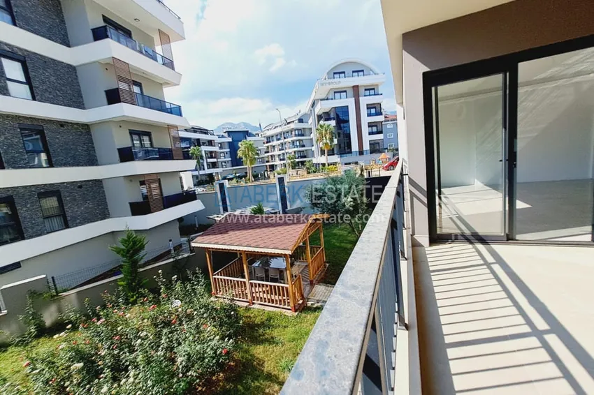 Приобрести Просторная трехкомнатная квартира напрямую от собственника в Алании, район Оба 12