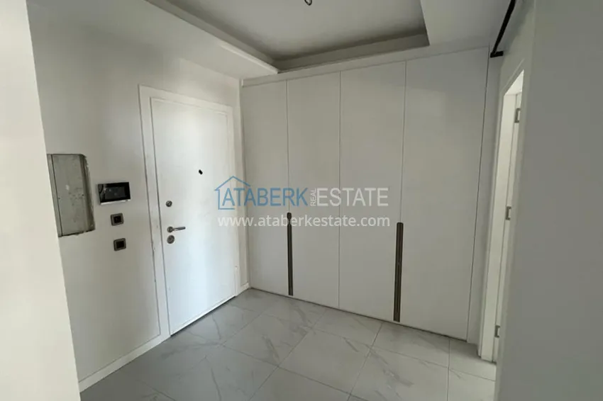 Приобрести Просторная четырехкомнатная квартира в комплексе сегмента комфорт – Мерсин, Соли 1