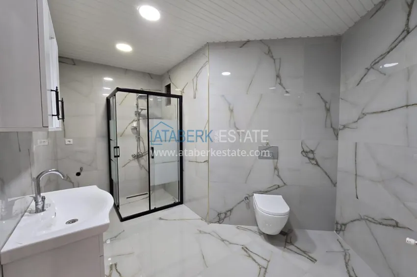 Приобрести Великолепная трехкомнатная квартира с видом на море в Соли, Мерсин – первая береговая 22