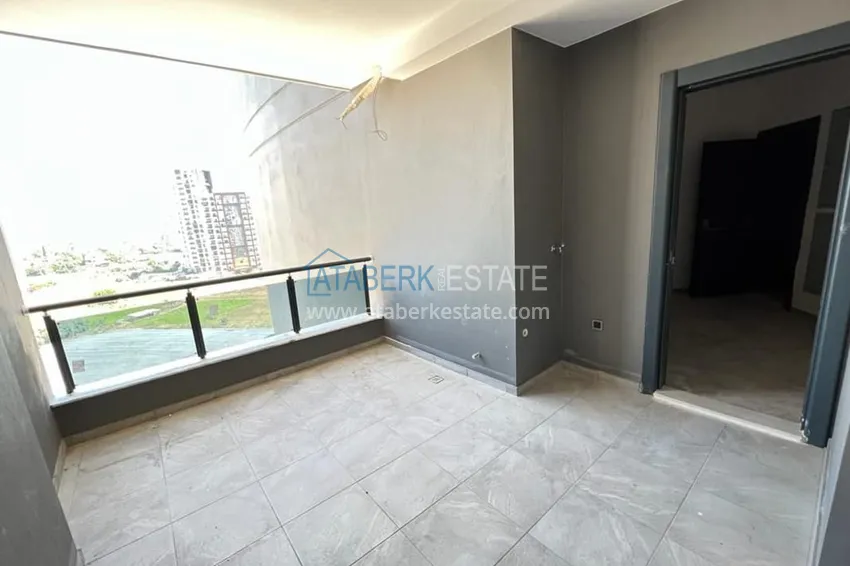 Приобрести Просторная четырехкомнатная квартира в комплексе сегмента комфорт – Мерсин, Соли 21