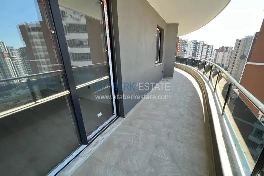 Приобрести Просторная четырехкомнатная квартира в комплексе сегмента комфорт – Мерсин, Соли 22