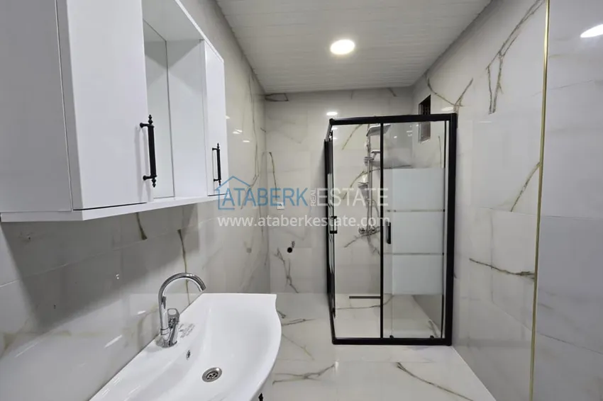 Приобрести Великолепная трехкомнатная квартира с видом на море в Соли, Мерсин – первая береговая 24