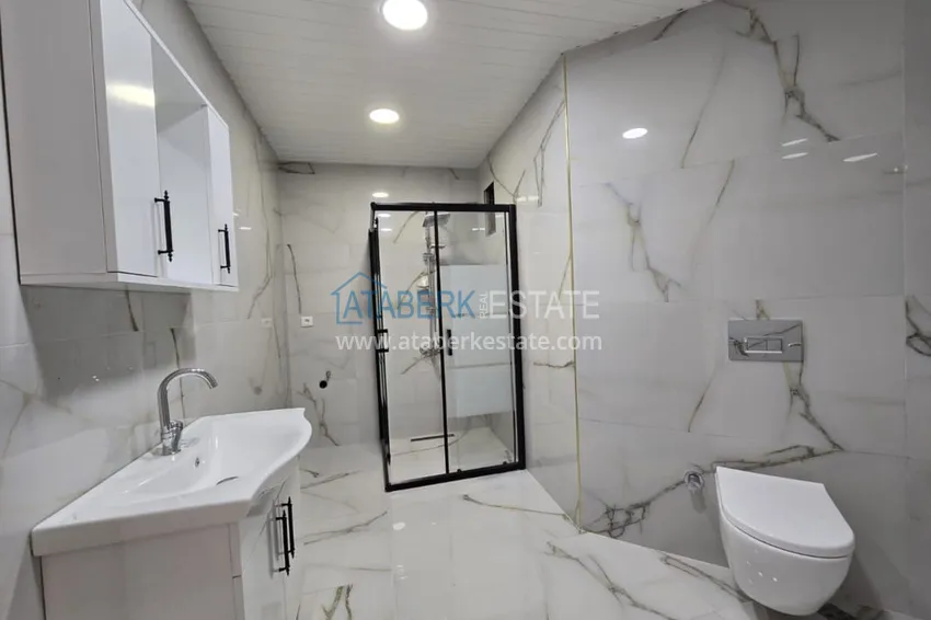 Приобрести Великолепная трехкомнатная квартира с видом на море в Соли, Мерсин – первая береговая 26