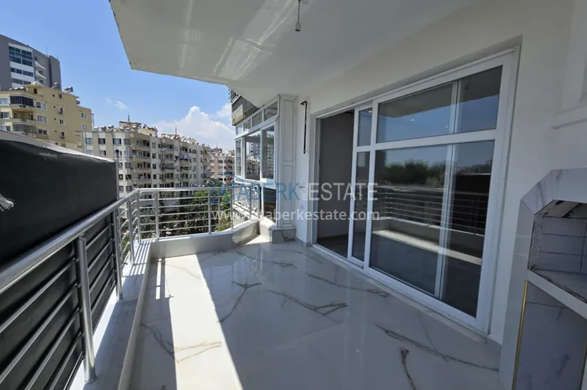 Приобрести Великолепная трехкомнатная квартира с видом на море в Соли, Мерсин – первая береговая 28