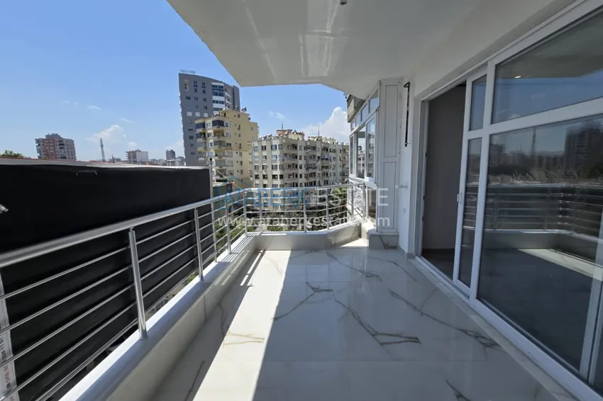 Приобрести Великолепная трехкомнатная квартира с видом на море в Соли, Мерсин – первая береговая 29