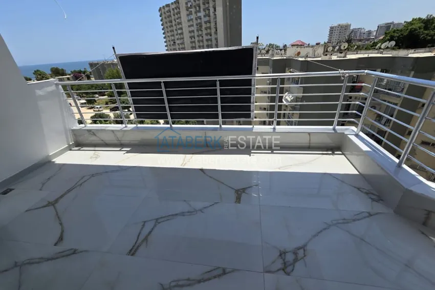 Приобрести Великолепная трехкомнатная квартира с видом на море в Соли, Мерсин – первая береговая 30