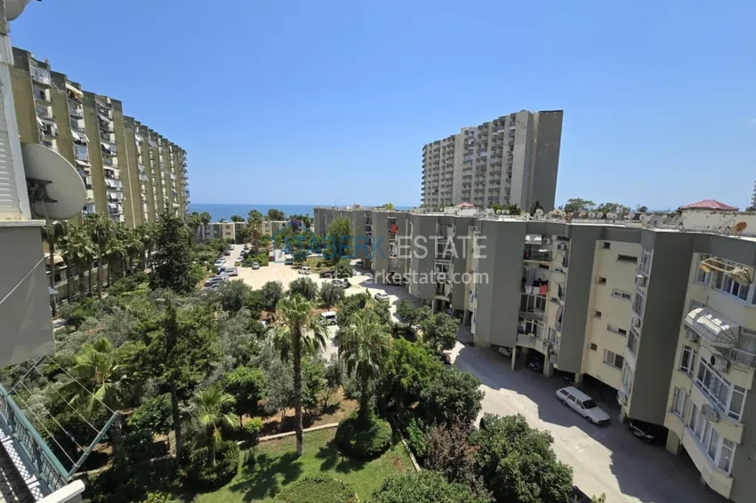 Приобрести Великолепная трехкомнатная квартира с видом на море в Соли, Мерсин – первая береговая 31