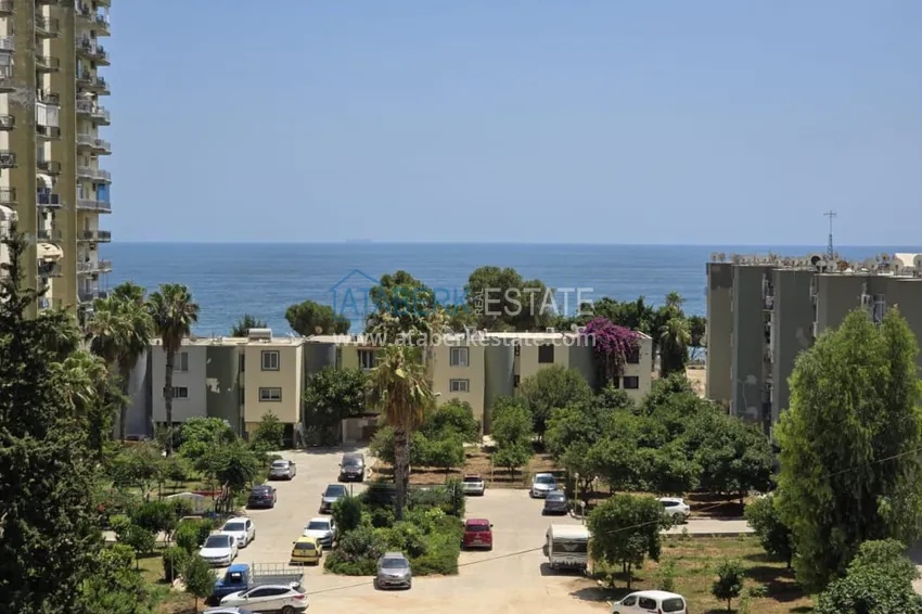 Приобрести Великолепная трехкомнатная квартира с видом на море в Соли, Мерсин – первая береговая 33