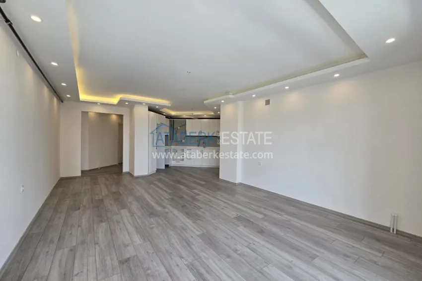 Великолепная трехкомнатная квартира с видом на море в Соли, Мерсин – первая береговая 3