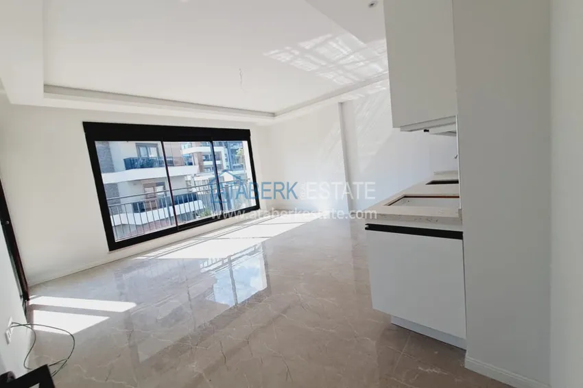 Приобрести Просторная трехкомнатная квартира напрямую от собственника в Алании, район Оба 4