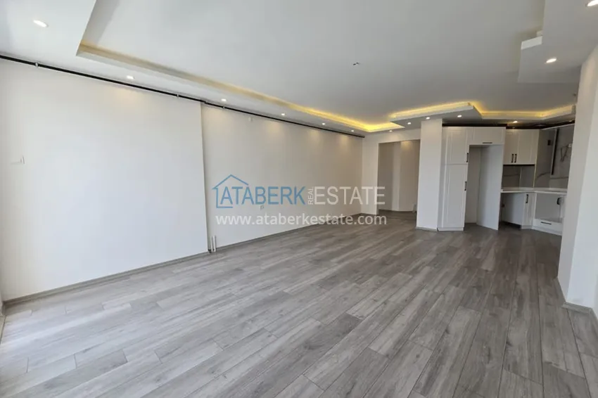 Приобрести Великолепная трехкомнатная квартира с видом на море в Соли, Мерсин – первая береговая 6