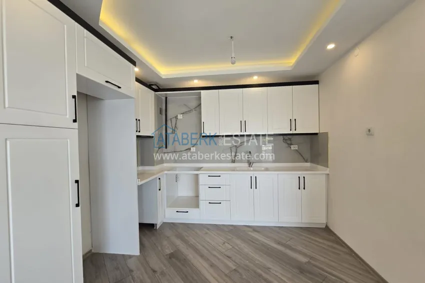 Приобрести Великолепная трехкомнатная квартира с видом на море в Соли, Мерсин – первая береговая 9