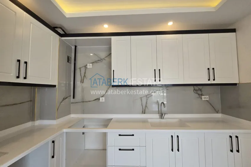 Приобрести Великолепная трехкомнатная квартира с видом на море в Соли, Мерсин – первая береговая 10