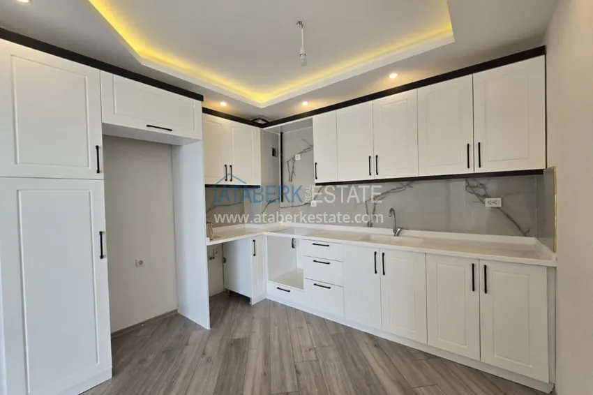 Приобрести Великолепная трехкомнатная квартира с видом на море в Соли, Мерсин – первая береговая 11