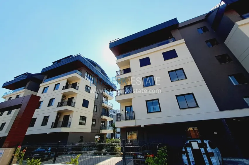 Просторная трехкомнатная квартира напрямую от собственника в Алании, район Оба 10