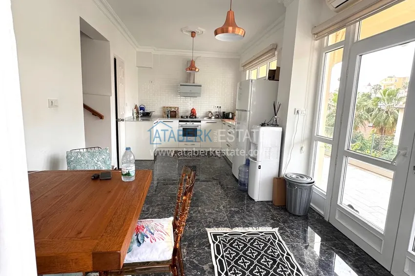 Приобрести Триплекс вилла в коттеджном комплексе в 300 метрах от моря в районе Кестель, Алания 2