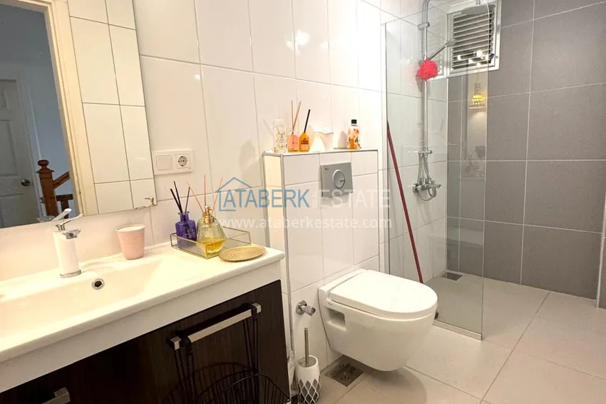 Приобрести Триплекс вилла в коттеджном комплексе в 300 метрах от моря в районе Кестель, Алания 7