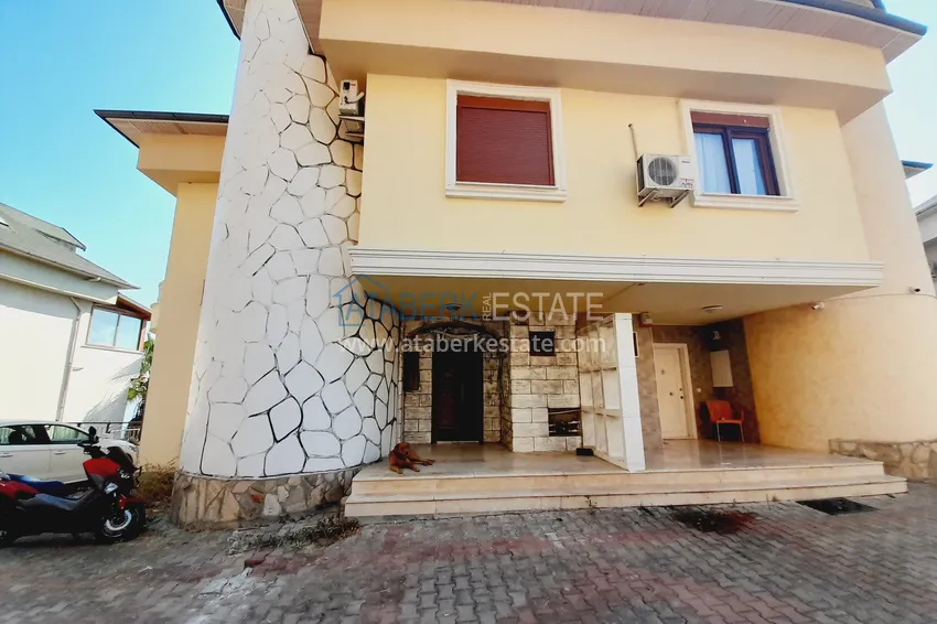 Двухэтажная смежная вилла с панорамным видом в районе Бекташ, Алания. Недвижимость подходит для гражданства 1 