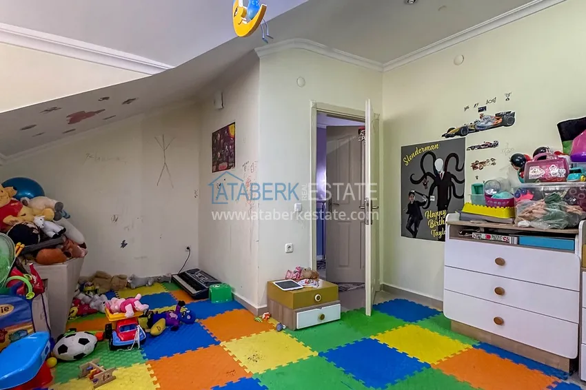 Приобрести Пентхаус-дуплекс в центре Алании – мебель, вид на море и горы, в 450 метрах от пляжа 31 