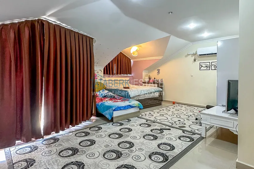 Приобрести Пентхаус-дуплекс в центре Алании – мебель, вид на море и горы, в 450 метрах от пляжа 32 