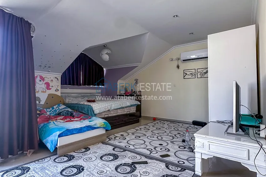 Приобрести Пентхаус-дуплекс в центре Алании – мебель, вид на море и горы, в 450 метрах от пляжа 33 