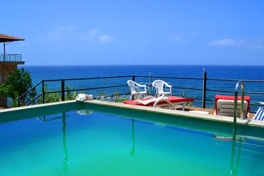 Двухэтажный особняк у самого берега Средиземного моря – Алания, район Ешильоз 11 